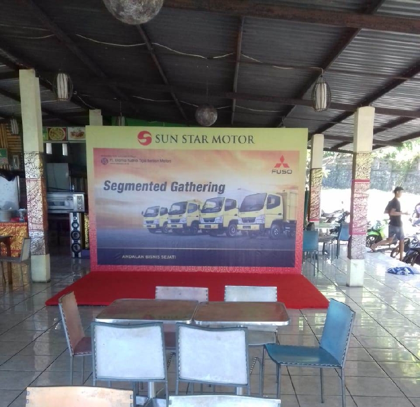 Backdrop Mitsubishi di Samani Resto 