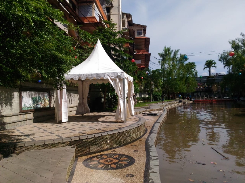 Pemasangan Tenda di Pasar Badung